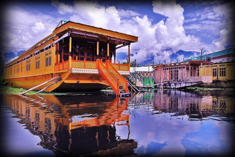 Houseboat-_Dal_Lake,_srinagar_Kashmir